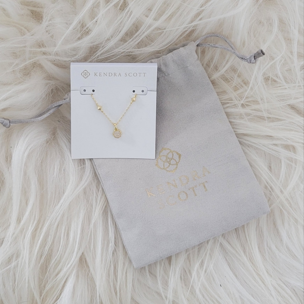 Kendra Scott necklace